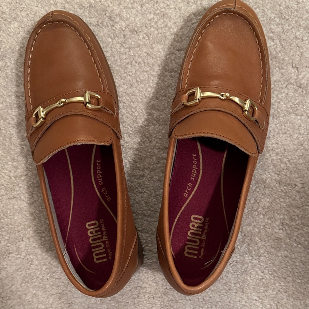 Munro Women’s Tan Leather Driving Loafers with Gold Bit